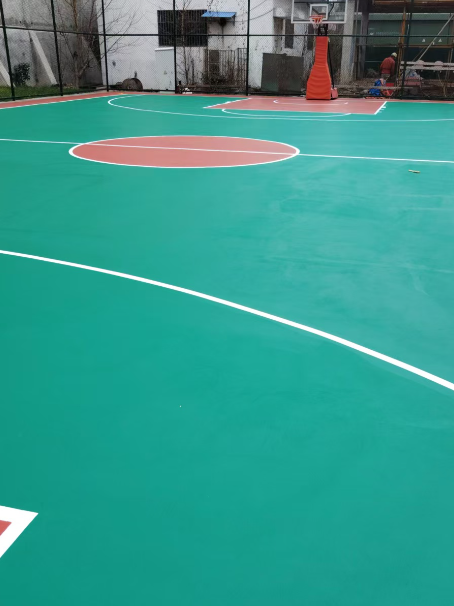 万荣 球场长期使用易出现地面开裂