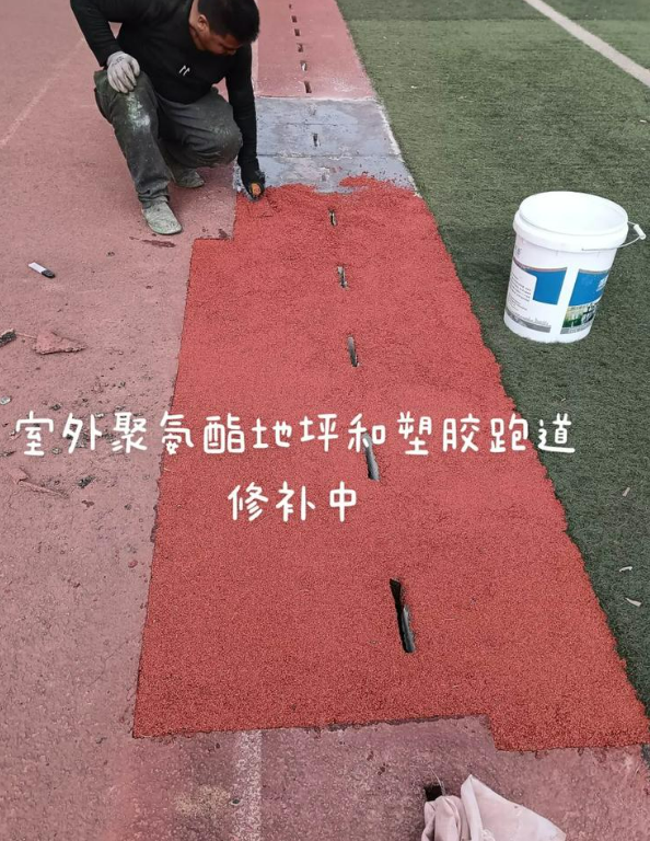 万荣球场地面翻新维修，核心是先诊断破损